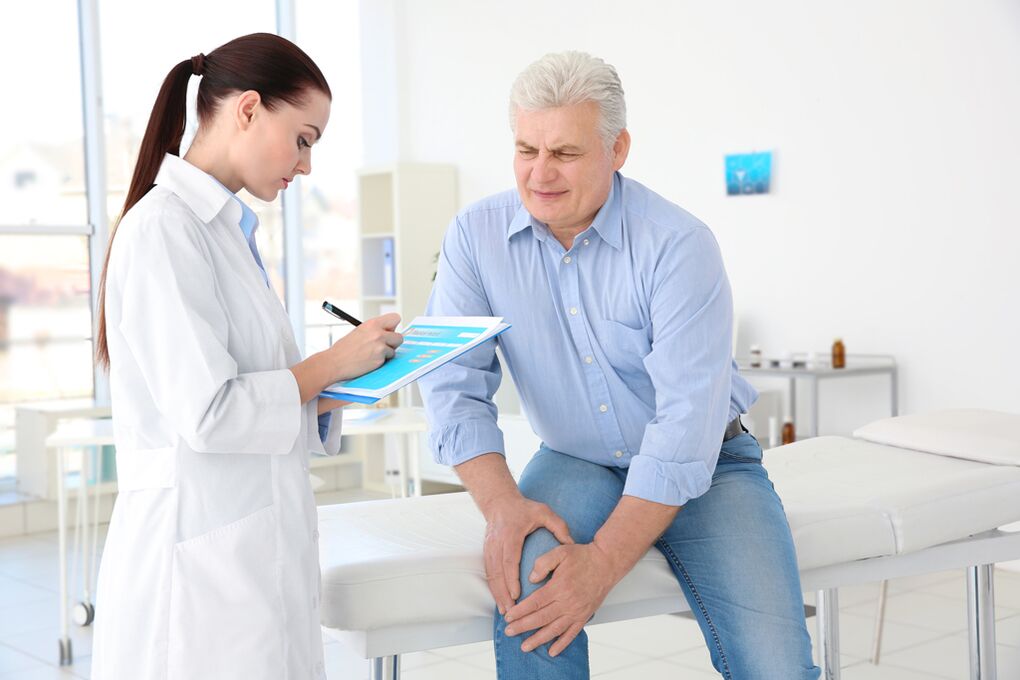 A doctor prescribes a course of treatment to a patient suffering from arthrosis of the knee joint